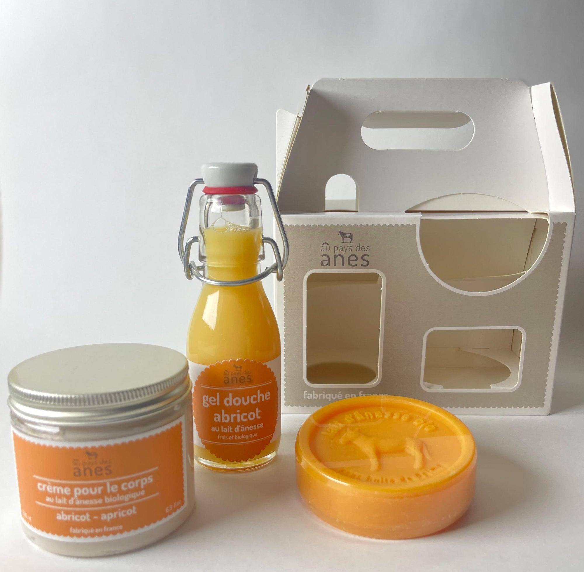Apricot Gift Box: Shower Gel - Round Soap - Body Cream